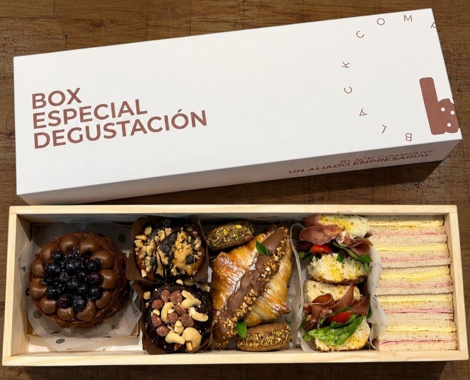 Box especial degustación de Black Company con pastelería y sándwiches