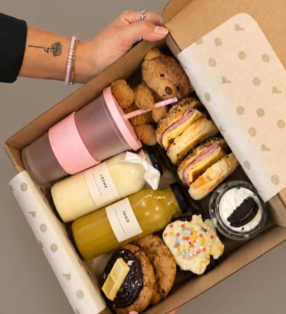 Box infantil con osito, leche, jugo, cookies y sándwiches