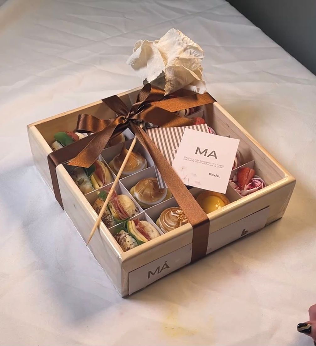 Caja de madera con pastelería petit, sándwiches y tarjeta para mamá