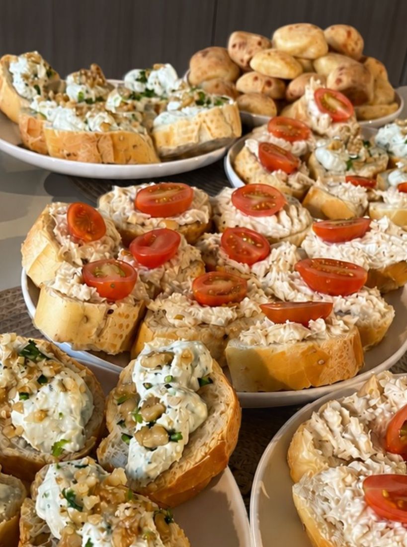 Bandejas de bruschettas y chipás para un evento