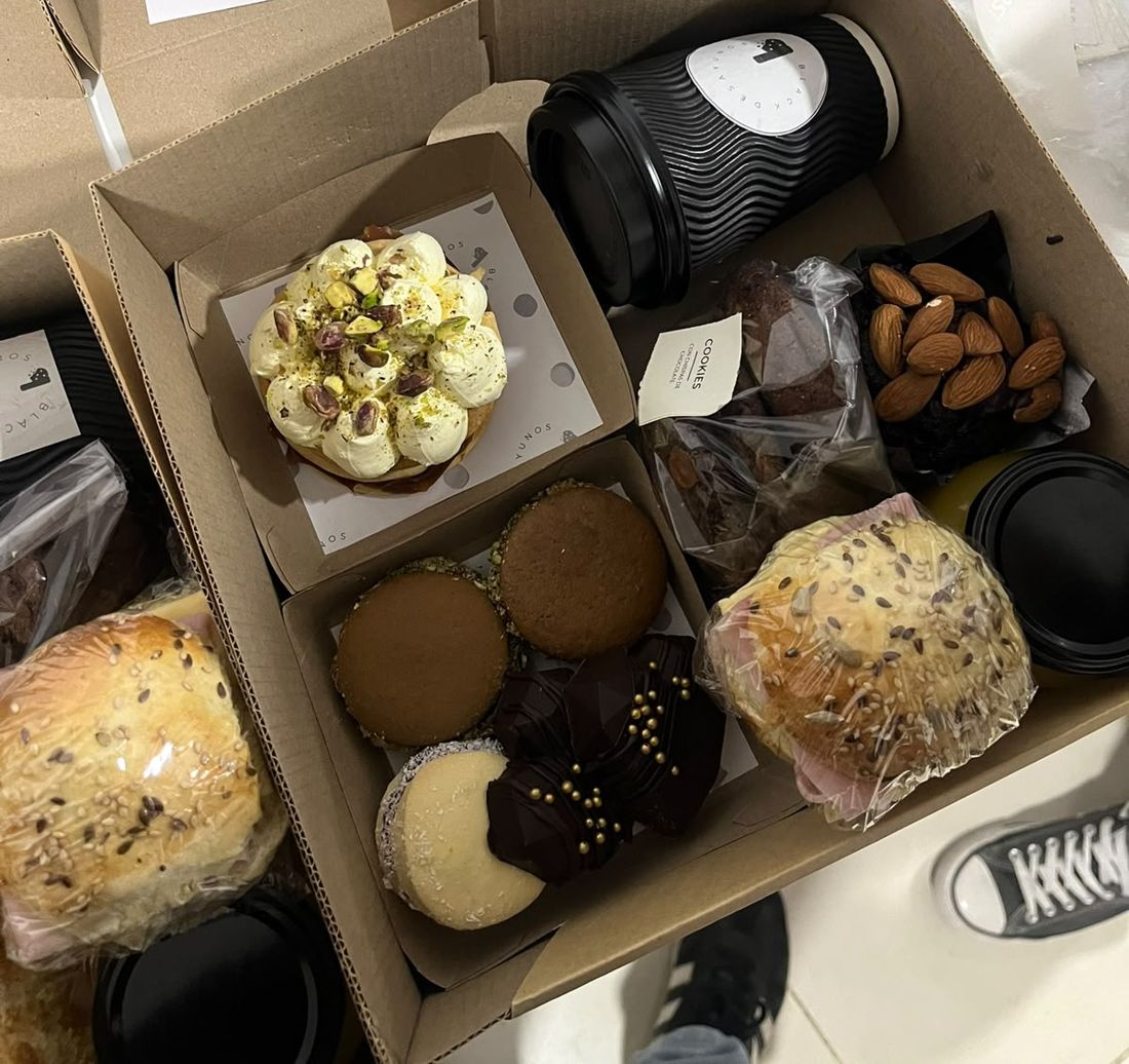 Box de desayuno con muffin, alfajores, chipás y café