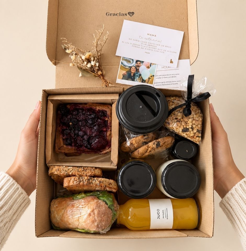 Box de desayuno con jugo, frascos, cookies y tarjeta escrita para mamá
