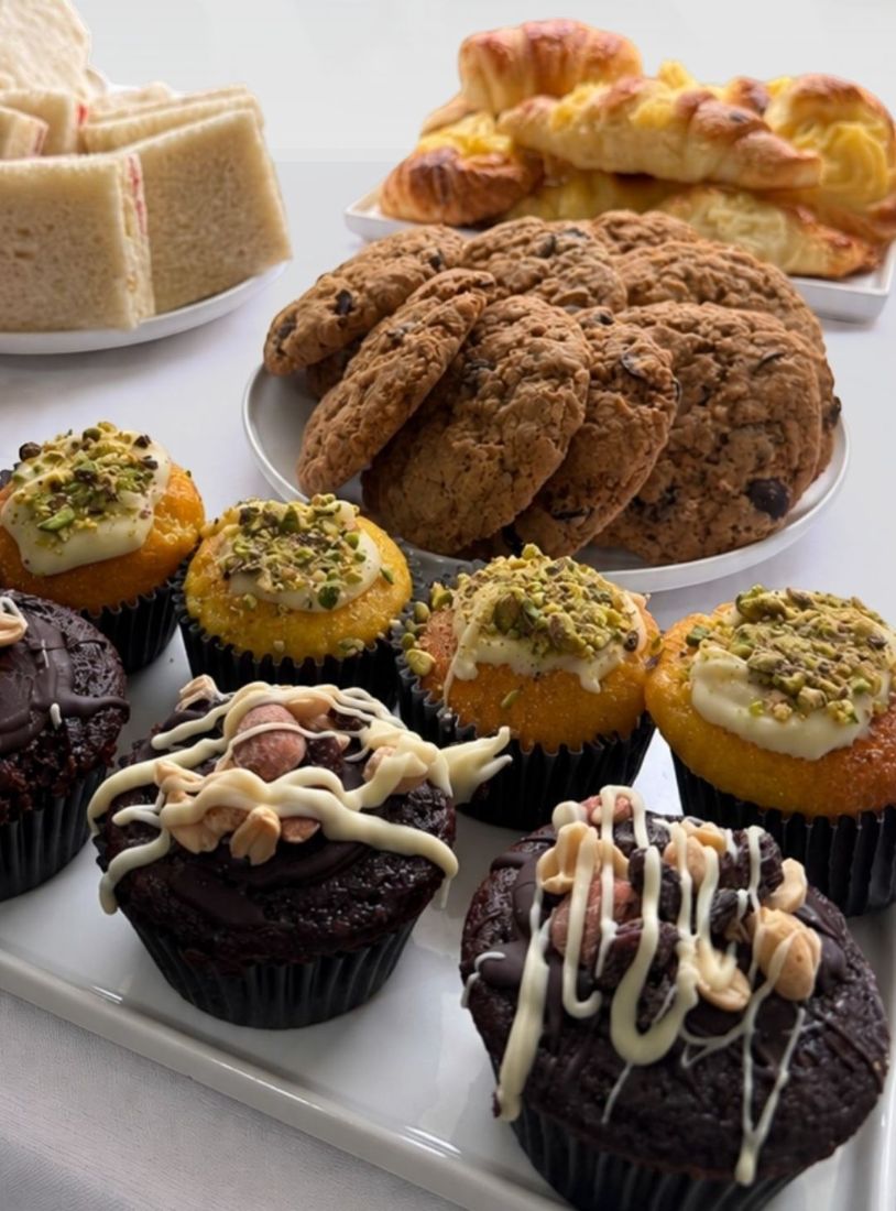 Muffins, cookies, medialunas y sándwiches para una reunión de empresa