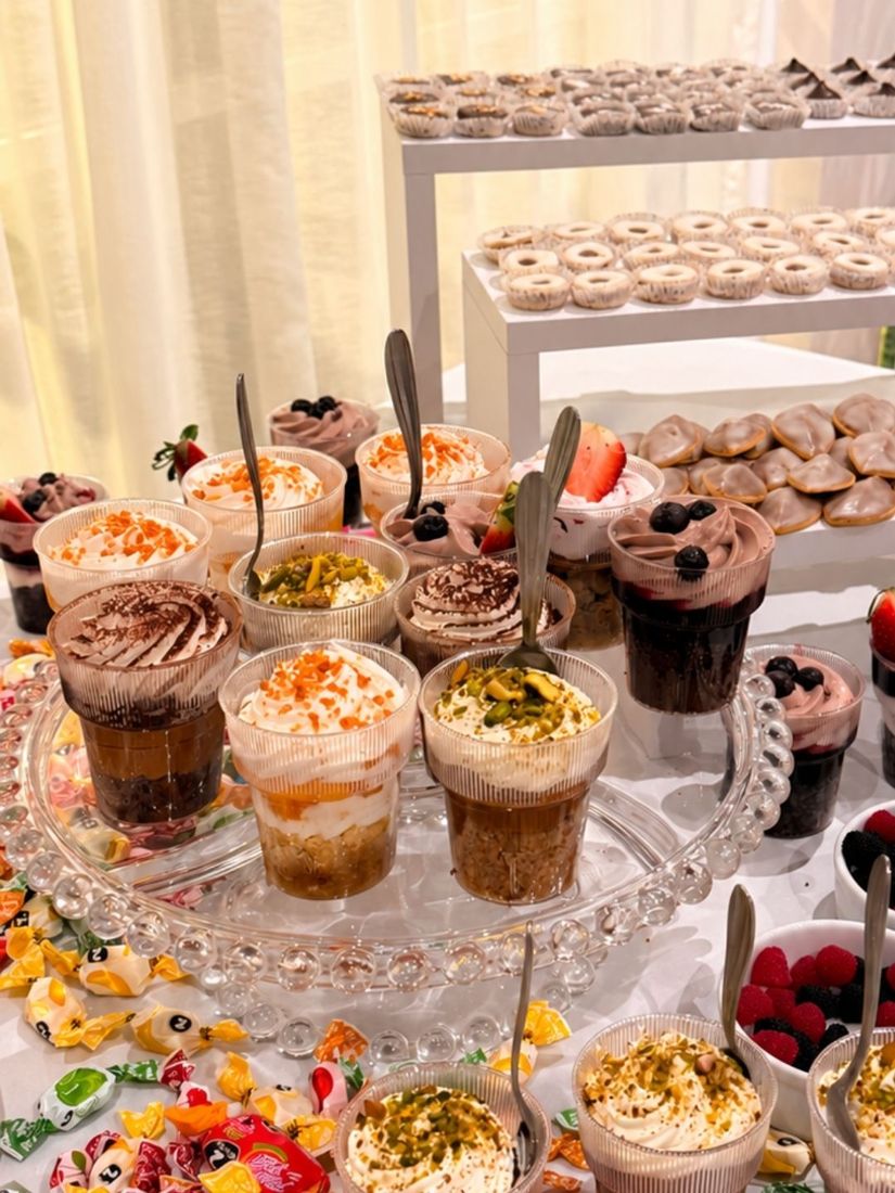 Mesa dulce con vasitos de postre para evento corporativo