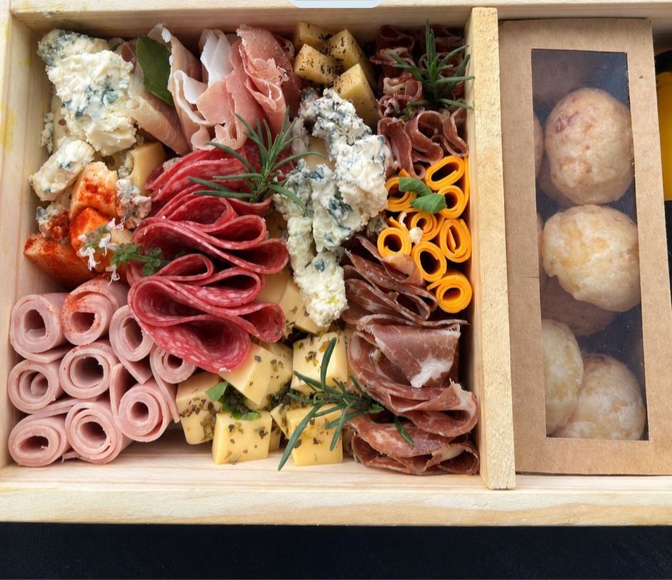 Picada con fiambres, quesos y chipás